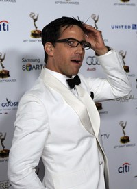 Penghargaan Outstanding Guest Actor in a Drama Series jatuh pada pemeran 'Scandal' yakni, Dan Bucatinsky. REUTERS/David McNew.     