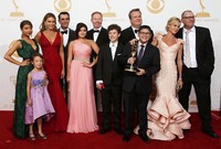 Serial 'Modern Family' sukses membawa pulang penghargaan Outstanding Comedy Series. REUTERS/Lucy Nicholson.