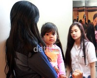 Putri Mulan Jameela, Safeea terlihat kembali menjenguk anak bungsu Ahmad Dhani, Dul di Rumah Sakit Pondok Indah (RSPI), Jakarta Selatan, Senin (16/9/2013). (dok. detikHOT)