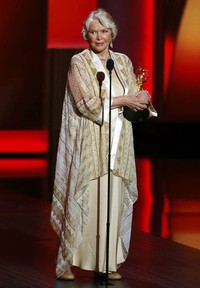 Aktris senior Ellen Burstyn lewat perannya di serial 'Political Animal' berhasil mengantongi penghargaan Outstanding Supporting Actress in a Miniseries or a Movie. REUTERS/Mike Blake.
