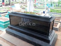 Makam ustad Jeffry Al Buchori yang terletak di TPU Karet Tengsin terlihat lebih tinggi dari makam lainnya dan dibangun dengan bahan marmer berwarna hitam setelah direnovasi. (dok. detikHOT)