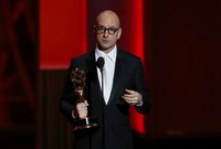 Penghargaan Outstanding Directing for a Miniseries, Movie or a Dramatic Special sukses diangkat di atas podium oleh Steven Soderbergh lewat serial 'Behind The Candelbra'. REUTERS/Mike Blake.