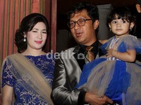 Andre bersama istri dan anak tampil serasi mengenakan busana bernuansa biru dan silver. Gus Mun/detikHOT.