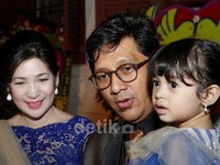 Anak perempuannya itu tak lepas dari pelukan Andre. Gus Mun/detikHOT.