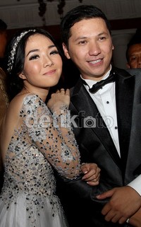 Gisel dan Gading tak dapat menyembunyikan rasa bahagianya. Gus Mun/detikHOT.