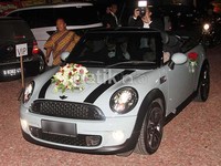 Sebuah mobil Mini Cooper menjadi hadiah spesial Gading untuk istri tercintanya, Gisel. Gus Mun/detikHOT.