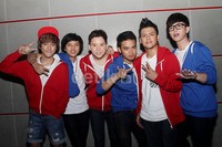SM*SH kompak mengenakan kaus putih dan jaket merah dan biru. Gus Mun/detikHOT.