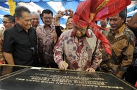 Menteri Pekerjaan Umum Djoko Kirmanto (kanan) bersama Gubernur Sulsel Syahrul Yasin Limpo (2kiri), dan Direktur Jenderal Sumber Daya Air Muhammad Hasan (kiri), menandatangani prasasti saat meresmikan secara simbolik tujuh  jembatan dan bendung gerak Tempe di Sungai Pute Maros,  Sabtu (21/9). Dok.PU