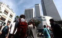 Laporan pemerintah memaparkan populasi penduduk Singapura tahun ini kurang dari sepertiga penduduk Luxemburg, yang berpotensi tumbuh menjadi 6,9 juta, namun investasi infrastruktur tidak memenuhi permintaan yang ada.