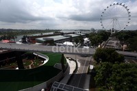 Pemerintah Singapura telah menghabiskan 60 miliar dolar Singapura ($48 miliar) untuk membangun jalur kereta api bawah tanah, sedikitnya 12 juta dolar Singapura pada bis, dan jalan tol untuk mengatasi kemacetan.