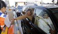 Setelah melakukan peresmian, SBY akan melakukan pembayaran tol perdana dengan menggunakan E-toll card. Abror Rizki/Setpres.