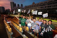 Mereka siap memberikan dukungan kepada pebalap idolanya.
