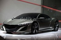 NSX Concept mengadopsi sistem Sport Hybrid All Super Handling All-Wheel Drive (SH-AWD) yang merupakan sebuah mesin baru yang didukung 3 buah motor listrik berperforma tinggi.