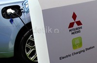 Mitsubishi memperagakan pengecasan Outlander PHEV.