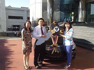 Giliran Nasabah Pasar Atom Surabaya Dapat Mercedes-Benz C-Class