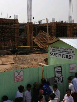 Tangga GOR Koja Runtuh Kelebihan Beban Beton Cor