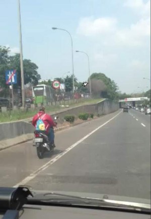 Duh! Pemotor Ini Masuk Tol JORR dan Tak Pakai Helm