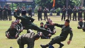 PNS Kemenhan Pamer Bela Diri dan Bongkar Pasang Senjata