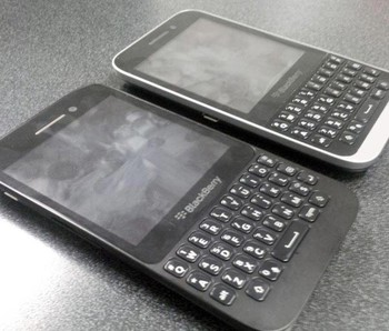     Sekilas, BlackBerry kopi memiliki penampilan yang mirip dengan BlackBerry Q5. Namun, ternyata BlackBerry kopi diyakini akan lebih di atas Q5. (kredit foto: bgr)