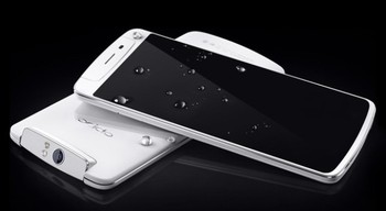 Adapun memori internal yang ditawarkannya sebesar 16 GB dan 32 GB, namun tanpa tambahan slot micro SD. Beralih ke sektor layar, OPPO N1 Menegaskan kategori phablet yang dimasukinya lewat ukuran layar dengan bentang 5,9 inch yang telah mendukung resolusi full HD (1920x1080 pixel). (Kredit foto: engadget)