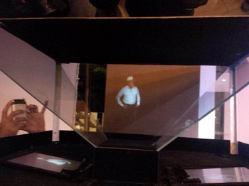     Teknologi hologram ini dikembangkan XL bersama mitranya menggunakan mirorring 8 buah iPad.