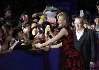Kekasih dari Keith Urban ini terlihat menyapa para fansnya. REUTERS/Jason Lee.     