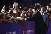 John Travolta juga sempat memberikan tanda tangannya kepada penggemarnya. REUTERS/Jason Lee.