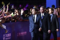 Tiba di lokasi acara, Leonardo DiCaprio langsung disambut oleh para fans yang histeris. REUTERS/Jason Lee.
