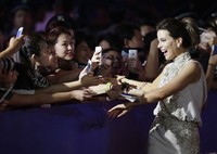Bintang 'Underworld' Kate Beckinsale langsung eksis diburu para penggemarnya untuk dimintai tanda tangan dan berfoto bersama. REUTERS/Jason Lee.