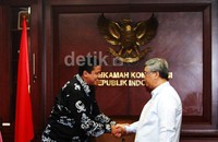 Ketua MK Akil Mochtar menyambut kedatangan ketua Bawaslu Muhammad.