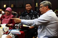 Akil mengatakan, Bawaslu dan DPKK sebaiknya kembali kepada peraturan awal yang mengatur tugas masing-masing lembaga. Ia menjelaskan, untuk menjaga independensi imparsial, MK tidak bisa menjawab hal-hal yang berkaitan dengan perkara.