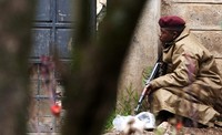 Pasukan Pertahanan Kenya berusaha melumpuhkan kelompok pria bersenjata asal Somalia yang ada di dalam mal. Reuters/Siegfried Modola.