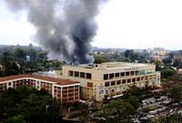 Asap hitam membumbung tinggi dari lokasi penyanderaan. Reuters/Noor Khamis.