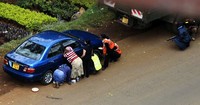 Sejumlah warga berlindung di balik mobil saat Pasukan Pertahanan Kenya melakukan penyergapan. ReutersNoor Khamis.