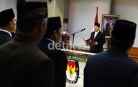 Ketua KPU Husni Kamil Manik melantik 25 anggota Komisi Pemilihan Umum (KPU) di kantor KPU, Jalan Imam Bonjol, Menteng, Jakarta Pusat, Selasa (24/9/2013).