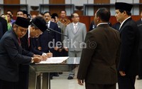 Mereka ini telah melewati berbagai tahapan di KPU, tiga bulan sudah melewati proses penggodokan, tes admistraasi, seleksi kesehatan, tes pskologi, wawancara, dan fit and proper test.