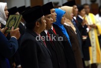 Ke-25 anggota KPU diambil sumpahnya.