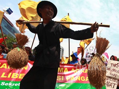 Ratusan Petani Geruduk Kemendag