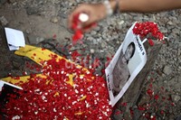 Mahasiswa melakukan tabur bunga di jaket almamater serta foto Yun Hap.