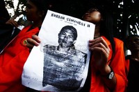 Mereka membawa foto Yun Hap.