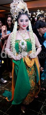 Dewi Persik Tampil ala Ratu Pantai Selatan