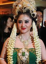 Dewi Persik Tampil ala Ratu Pantai Selatan