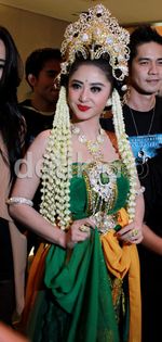 Dewi Persik Tampil ala Ratu Pantai Selatan