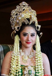 Penampilan Depe di screening film 'Pantai Selatan'. Asep/detiKHOT.