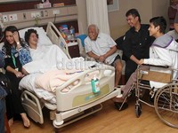     Dijenguk Bob Sadino dan Noval, Dul pun sudah dapat tertawa. Gus Mun/detikHOT.