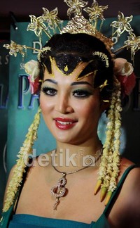 Di sini Fifie diminta lebih kalem karena jadi ratu, ujarnya. Asep/detiKHOT.