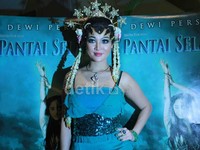     Tak seperti Depe yang tampil total dengan dodotan, Fifie tampil hanya dibalut dress panjang. Asep/detiKHOT.