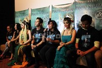 Fife Buntaran, Dewi Persik, dan pemeran 'Pantai Selatan' saat ditemui di Planet Hollywood, Gatot Subroto, Jakarta Selatan, Selasa (24/9/2013). Asep/detiKHOT.