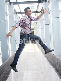 Irfan Hakim 'melayang' di udara. Gus Mun/detikHOT.