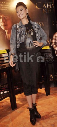 Martina tampil mengenakan busana serba hitam yang disentuh dengan jaket denimnya. Noel/detikHOT.